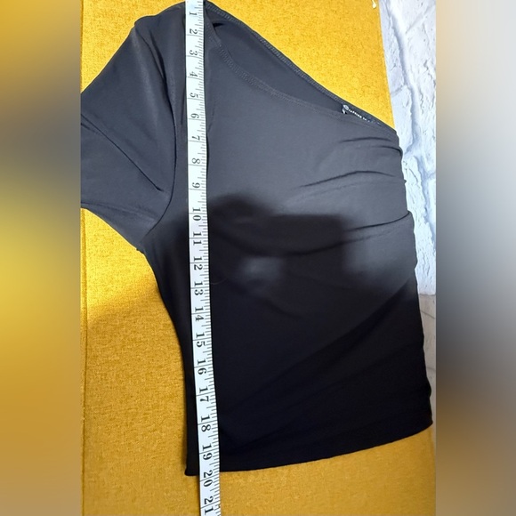 Fashion to Figure  Black Asymmetrical One Shoulder Shirt, Cropped, Size 3 - Picture 6 of 6